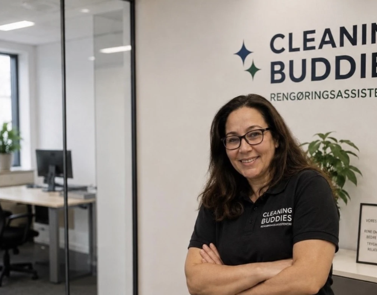 Persida fra Cleaning Buddies foran firmaets logo på kontoret i København